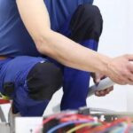 عبور لوله برق از کف حمام | چالش‌ها و روش‌های اصولی اجرا